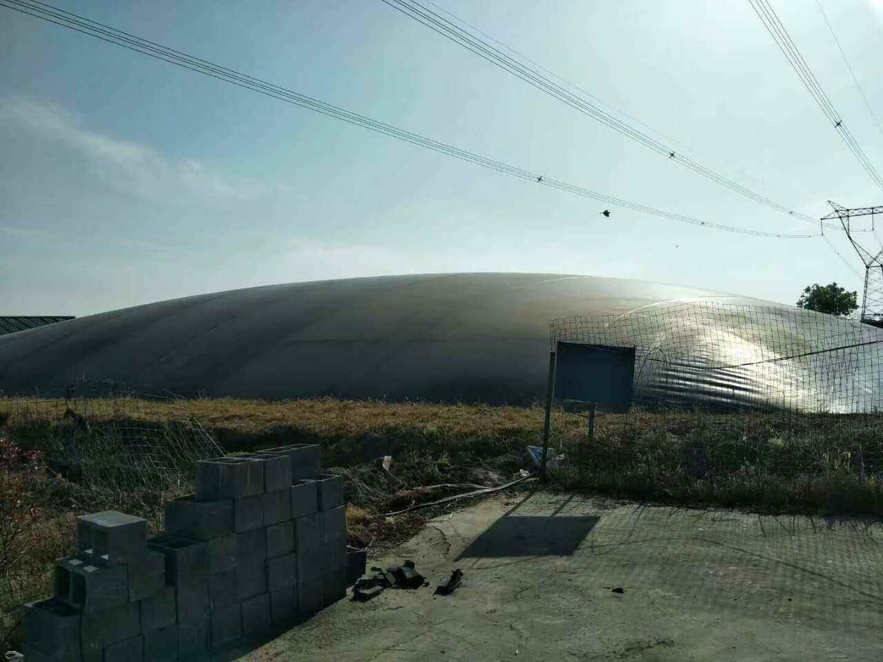 修筑完工的外圍堰鋪設(shè)土工膜表面一定要加寬嗎？